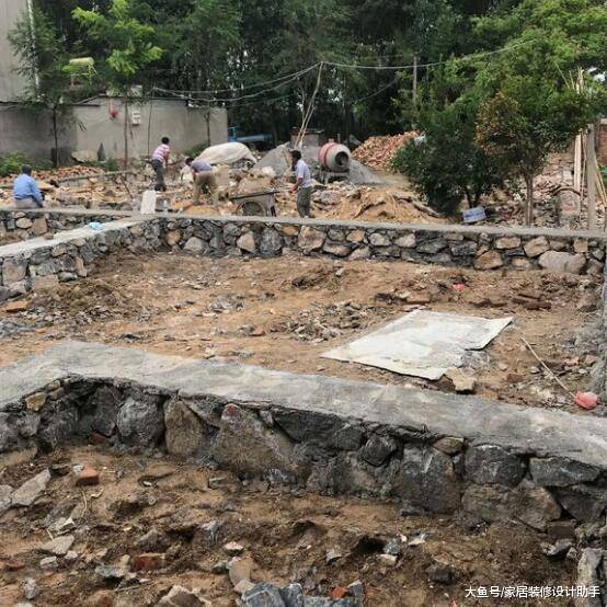 东拼西凑了20万回农村替父母建房, 遭邻居嘲讽毛石基础很容易下沉