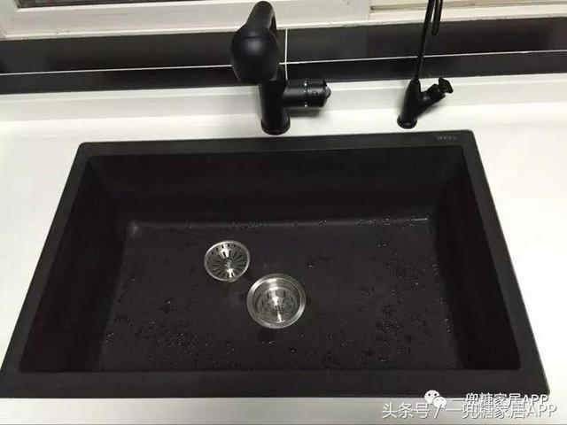 厨房双水槽拥护者不解：你家大得能洗澡的单槽，碗盘食材一起洗？