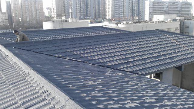 为什么国外房子顶层都要装金属瓦？听完专家一分析，才知好处太多