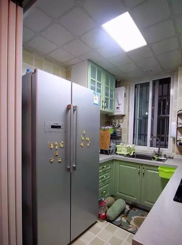 厨房太小，冰箱放哪？聪明人都是这样摆放的，不占空间！非常方便