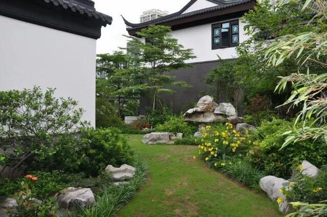 中式园林庭院放奇石，自然，别致又大气，让你的庭院独树一帜