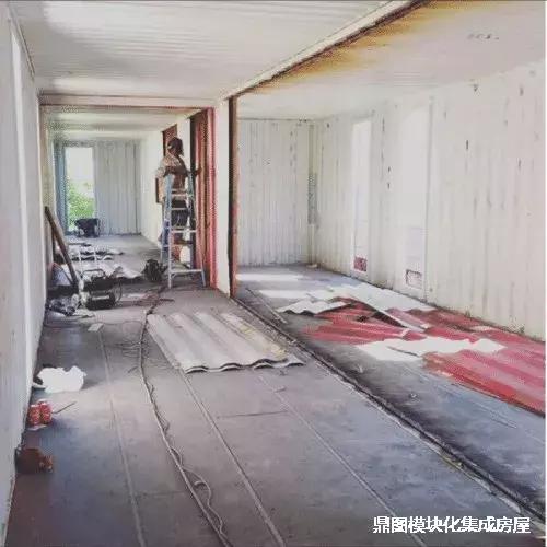 一起来看看这个，四个集装箱建成的房屋