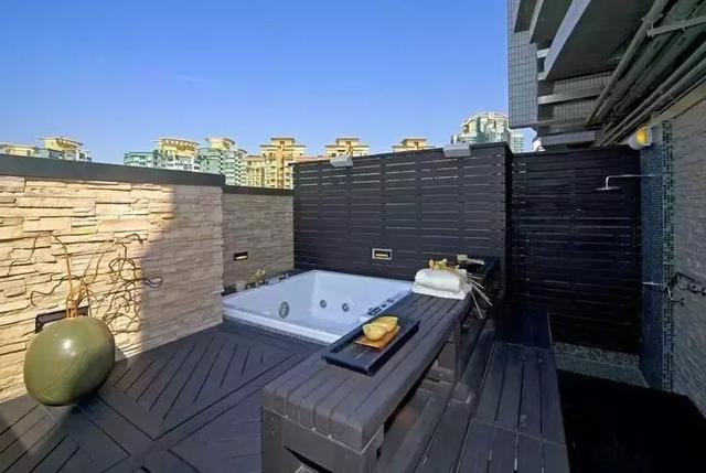 把浴缸搬到阳台，生活瞬间精致很多！别说面积小，那是你活的糙！