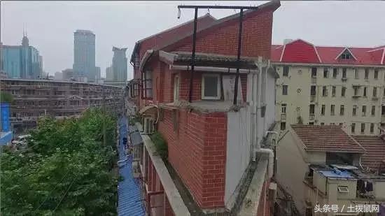 上海市中心顶楼25㎡纸片房，蜗居着一家三口，生活却有滋有味！