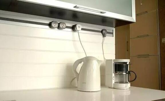 厨房插座这样安排才好，不同电器用不同高度插座，更方便安全！