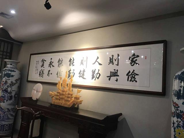 新家装修客厅挂画挂什么好？好书法，一幅就够了