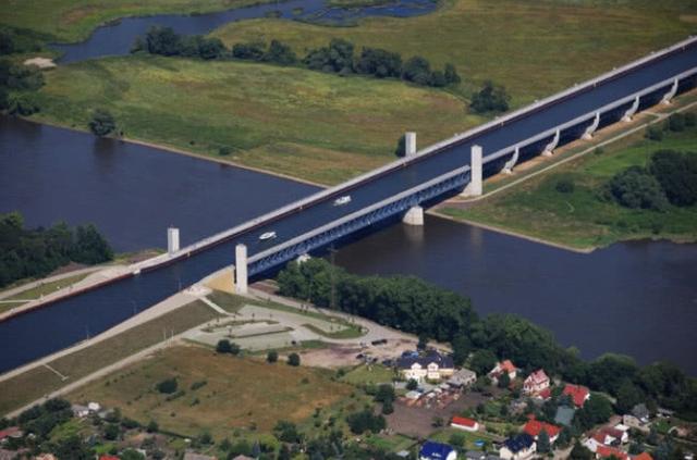 世界最古怪桥梁建筑：车在水下行，船在半空游，人在桥上蹦跳