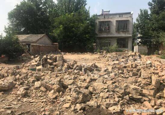 东拼西凑了20万回农村替父母建房, 遭邻居嘲讽毛石基础很容易下沉